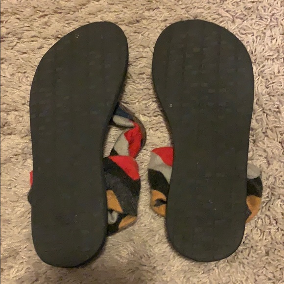 BRAND NEW SANUK SANDALS - never worn - Picture 2 of 3